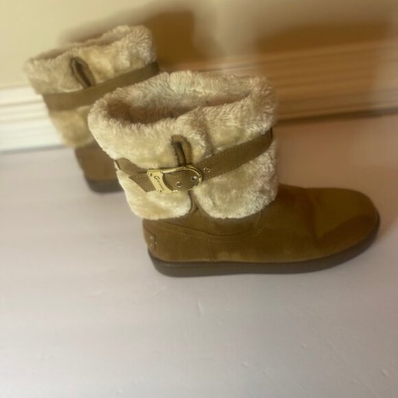G By Guess Women's Aussie Faux Fur Suede Round Toe Brown Ankle Boot, size 9.5M - Picture 2 of 7